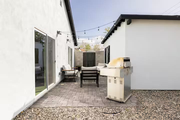 Modern All-En-Suite Home backyard patio at a direct-booking vacation rental in Phoenix, Arizona