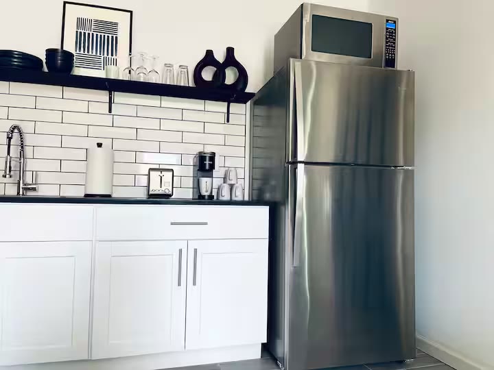 Detached Studio Guesthouse studio kitchenette at a direct-booking vacation rental in Phoenix, Arizona
