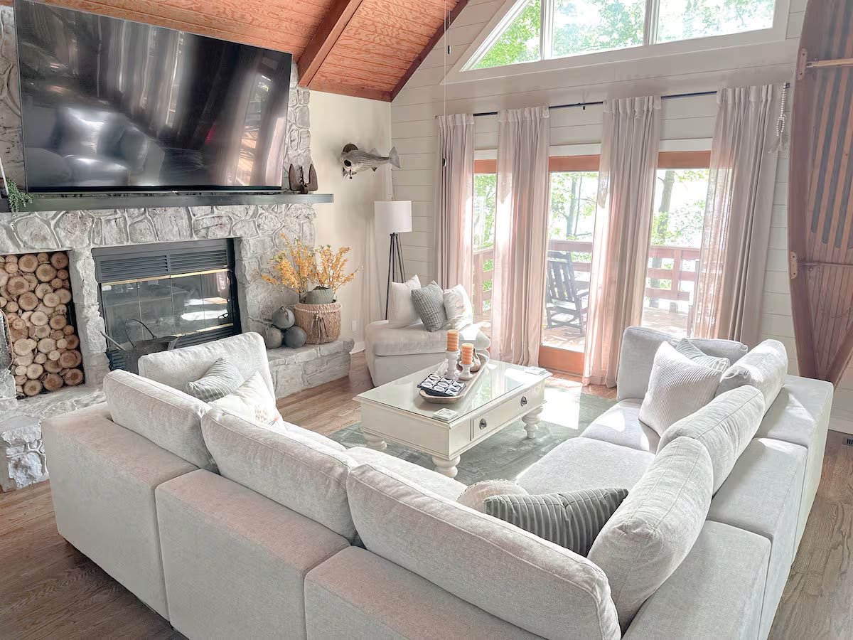 The Angler's Canoe Lake House living room lake house decor at a direct-booking vacation rental in Cedar Bluff, Alabama